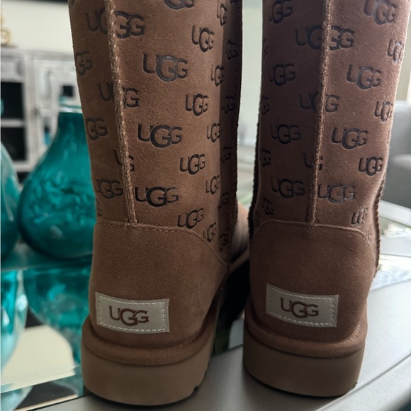 SOLD ⭐️Size 8 Embossed Uggs Brand New - Picture 5 of 5